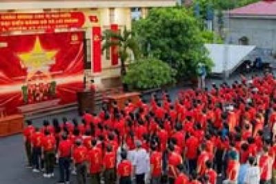 TẬP THỂ CB – GV – NV NHÀ TRƯỜNG HƯỞNG ỨNG THAM GIA PHONG TRÀO “CÙNG VIỆT NAM TIẾN BƯỚC”