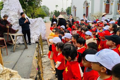 TRƯỜNG MN LAI THÀNH TỔ CHỨC CHO CÁC BÉ ĐI THĂM NHÀ THỜ GIÁO XỨ HOÀI LAI